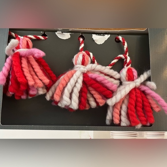 New in box chunky yarn tassel garland 6 feet long - Picture 3 of 4